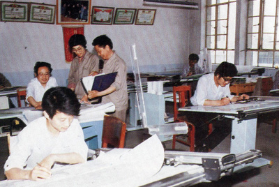 从1984年第一季度到抓管理上登记全面提高企业素质验收前，采取分线检查、总结成绩、找出差距、提出措施、限期整改的方法，使各项工作在整顿中巩固提高，在巩固提高中进行再整顿，再提高。