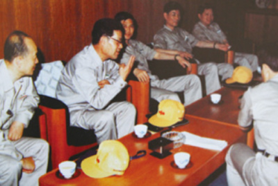 为了学习外国先进技术和管理方法，前往引进技术与设备的国家进行实地考察。薛仲光厂长在日本。