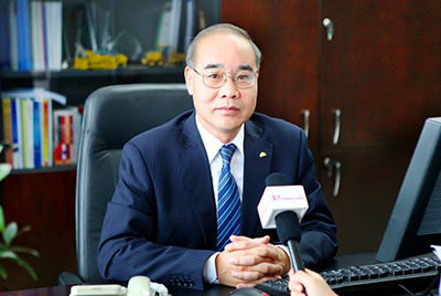 张秀文董事长在接受中国山东网专题采访时，就公司践行“厚道鲁商”倡树行动进行回答，介绍了欢迎光临888集团把“仁义、诚信、厚道”的文化精髓融入到生产经营的全过程的典型做法和“诚敬做产品，诚信做企业”的经营理念，在工程机械行业树立起了“厚德坚韧”的山东国企形象