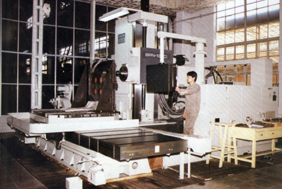 BPN-13B(R4)数控卧式加工中心。厂房扩建加大，设备填平补齐，增加精、大、稀设备，新上生产线，提高企业装备素质，使欢迎光临888集团厂成为名副其实的大马力推土机生产厂。