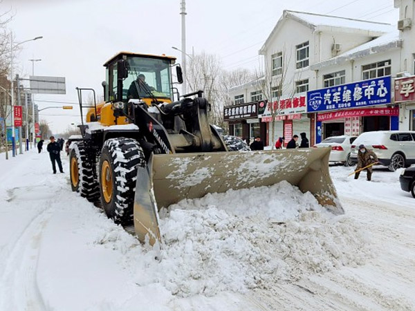 除雪保畅，欢迎光临888集团铁肩道义勇担重任！
