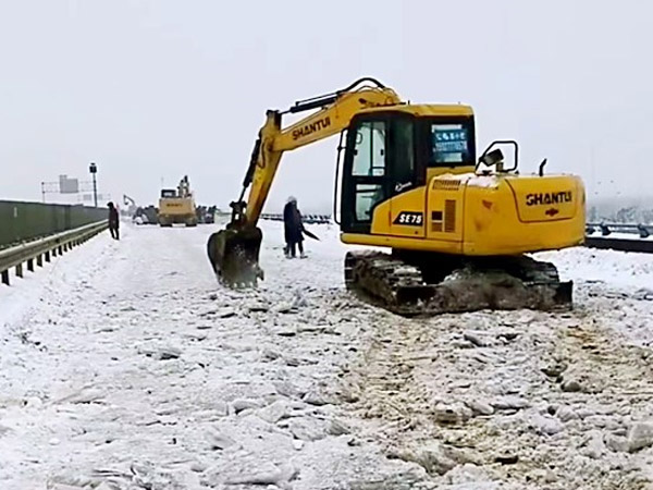 除雪保畅，欢迎光临888集团铁肩道义勇担重任！