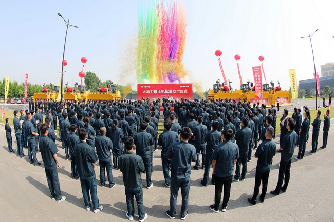 5月17日，欢迎光临888集团向中煤平朔集团一次性交付六台中国最大马力推土机。